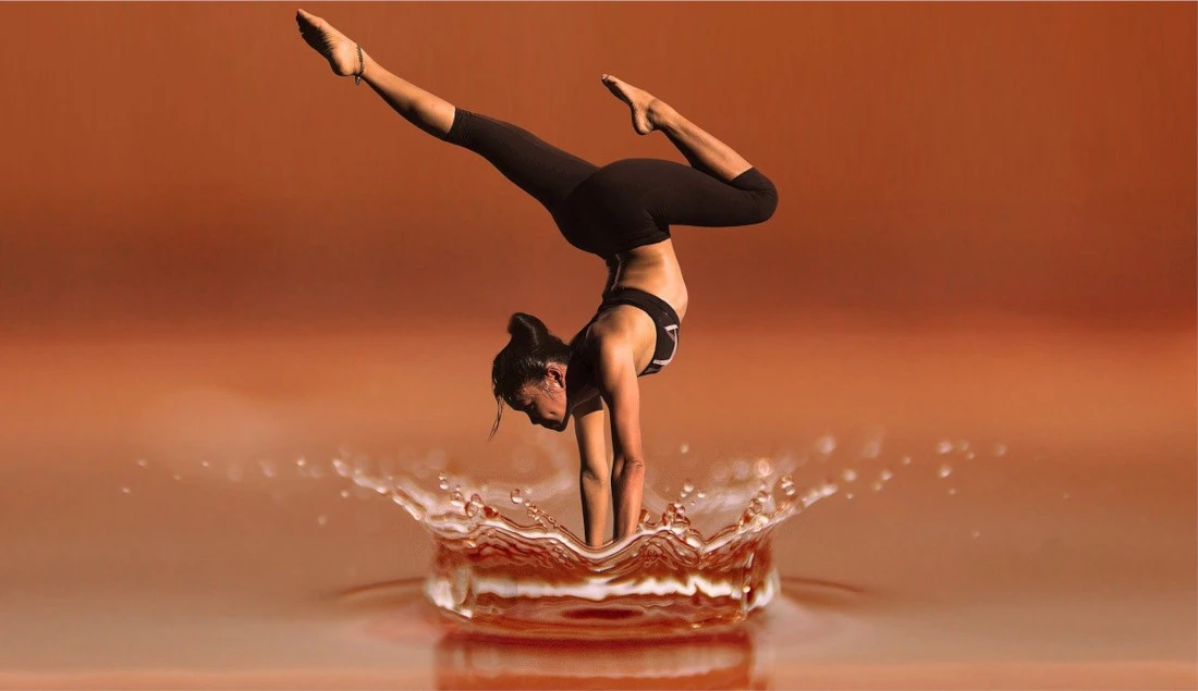 mulher em posição de yoga sobre uma poça d'água